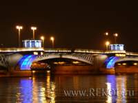 Праздничная светодинамическая подсветка опор Благовещенского моста, СПб. Общий вид.