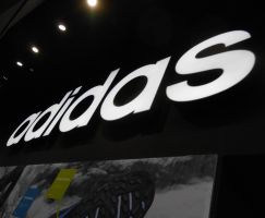 21.11.2013 - Замена подсветки в вывеске магазина "Adidas" на Московском проспекте