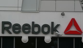 29.10.2013 - Наружная вывеска магазина "Reebok" в "Жемчужной плазе"