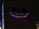 Интерсесный эффект засветки логотипа прожекторами снизу